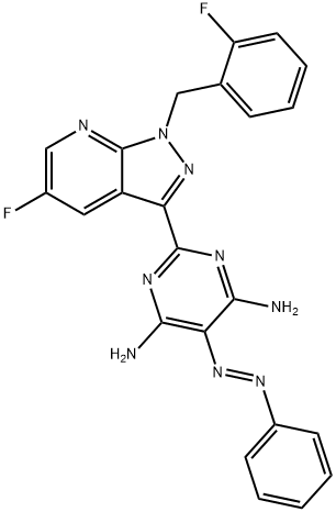 2-[5-fluór-1-(2-fluórbenzyl)-1H-pyrazolo[3,4-b]pyridín-3-yl]-5-[(E)-fenyldiazenyl]pyrimidín-4,6-diamín