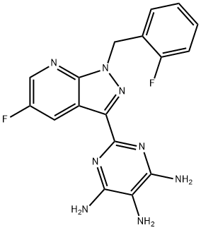 2-[5-fluór-1-(2-fluórbenzyl)-1H-pyrazolo[3,4-b]pyridín-3-yl]pyrimidín-4,5,6-triamín