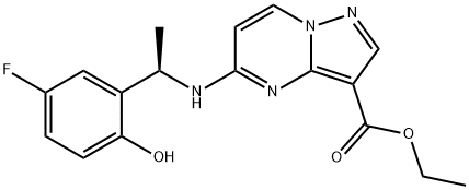 etyl (R)-5-((1-(5-fluór-2-hydroxyfenyl)etyl)amino)pyrazolo[1,5-a]pyrimidín-3-karboxylát